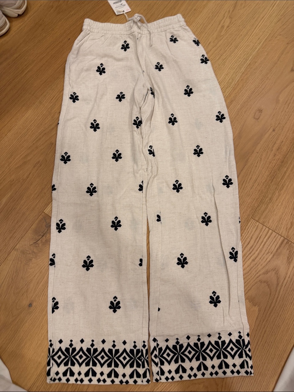Zara Cream Pants with Black Printed Motif